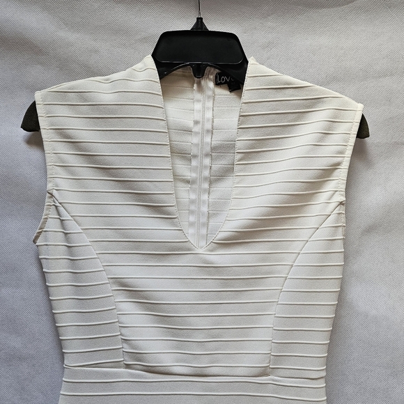 Love by Chesley Off White Deep Neck Textured Pencil Dress Size M - Picture 2 of 6